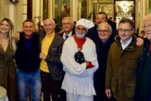 Calendario Pulcinella 2025: applausi ad Angelo Iannelli al Bar Gambrinus di Napoli