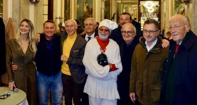 Calendario Pulcinella 2025: applausi ad Angelo Iannelli al Bar Gambrinus di Napoli